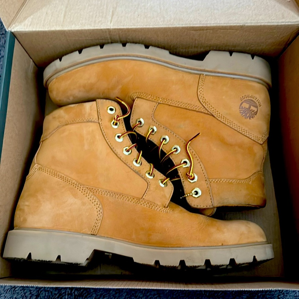 Timberland size 10 men’s classic waterproof boots.